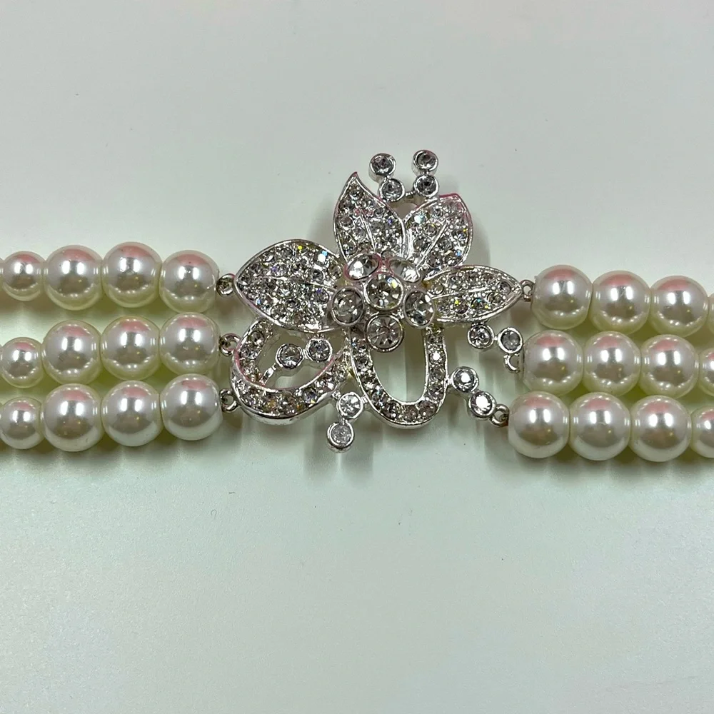 Vintage Y2K Triple Strand Pearl and Silver Abstract Flower Pendant Bracelet - Picture 5 of 9
